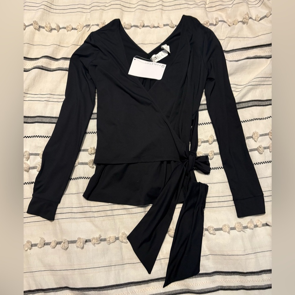 Women’s Medium Fabletics L/S Top *NWT*